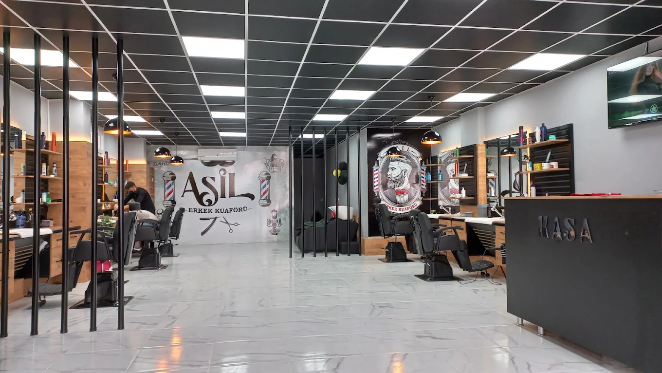 Asil Erkek Kuaförü dükkân içi: berber koltukları, ahşap raflar ve Asil logolu duvar